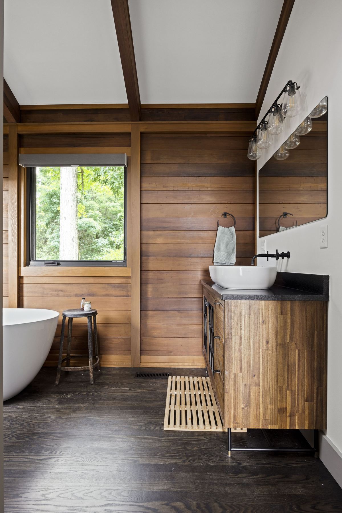 Cedar-panelled bath with a freestanding tub and vessel sink