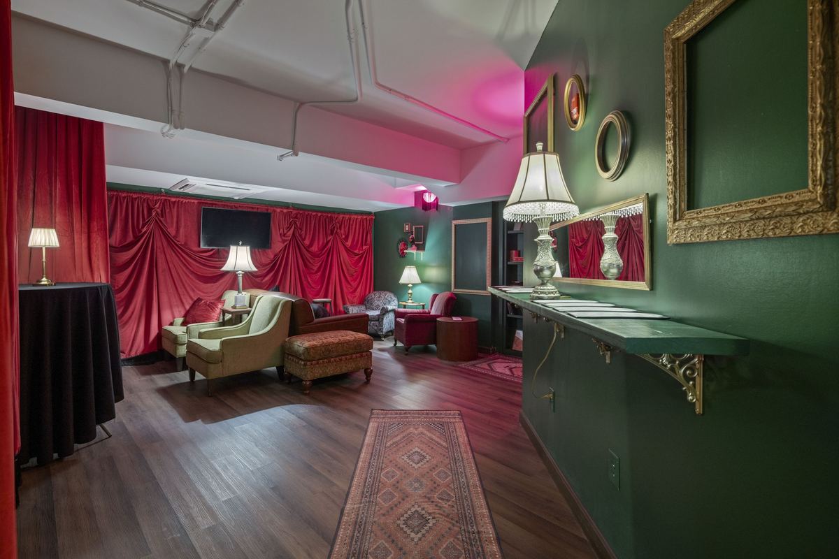 Green room in red drapes and dark green panelling